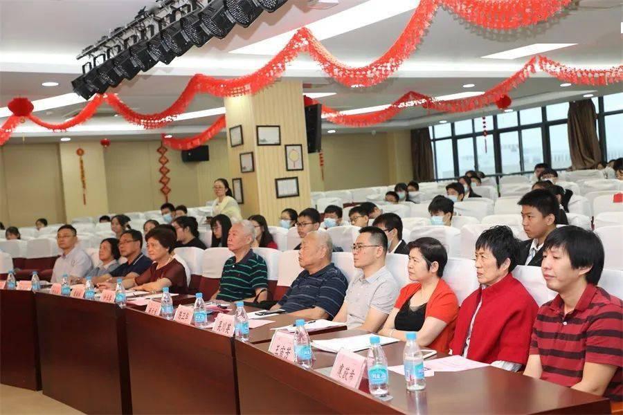 宇宙弦的奥秘:它们的断裂为何震动宇宙,产生引力波?
